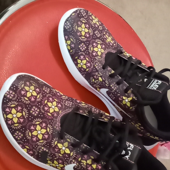 Nike Flowered running shoes. 6.5 - Picture 2 of 4